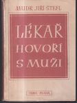 Lékař hovoří s muži - náhled