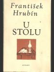 U stolu - náhled